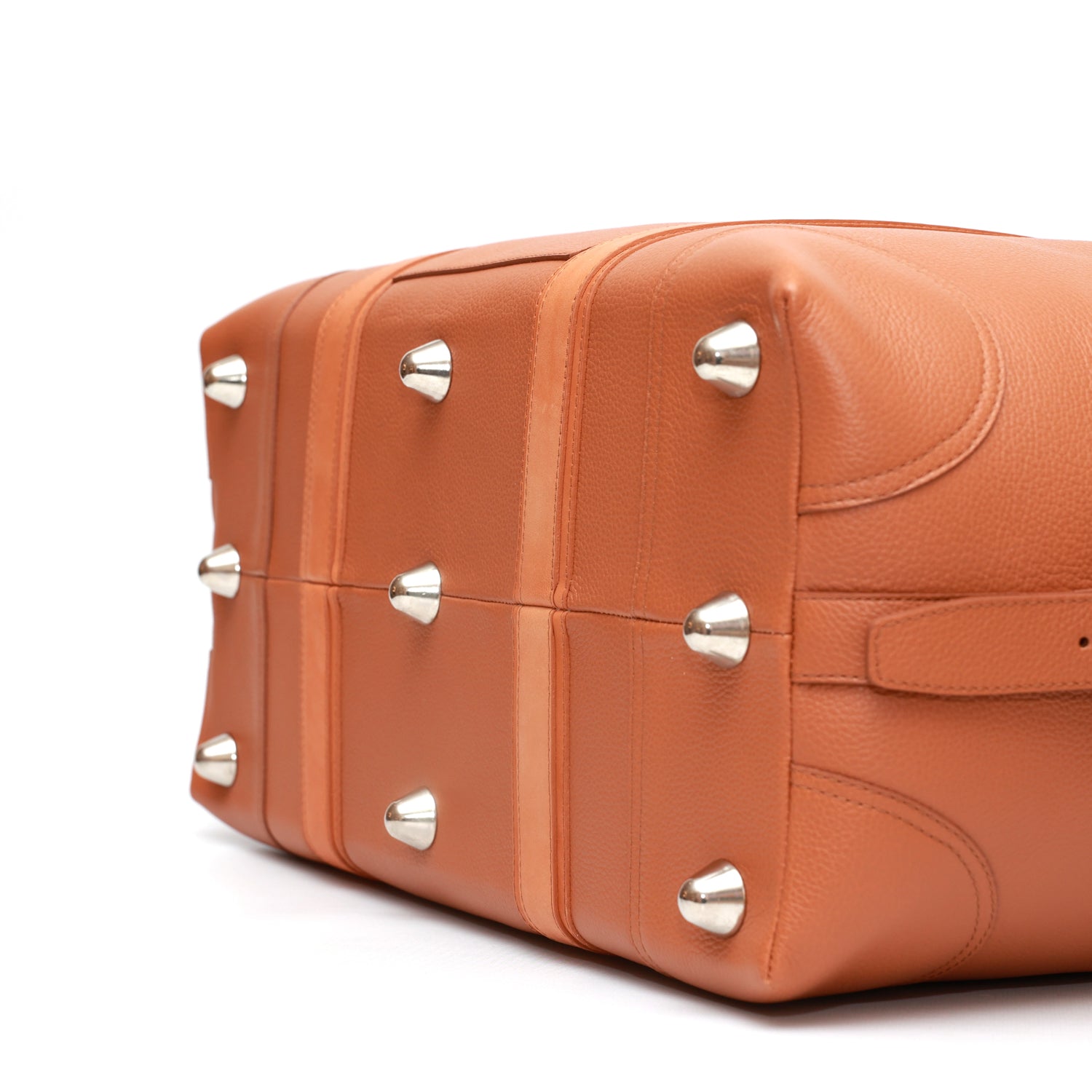 Borsone da viaggio taglia small, in pelle martellata marrone caramello e rifiniture in cuoio naturale, doppi manici a mano e tracolla regolare removibile. La fodera interna è in cotone beige. Prodotto da Pianigiani handmade leather bags in Italia.