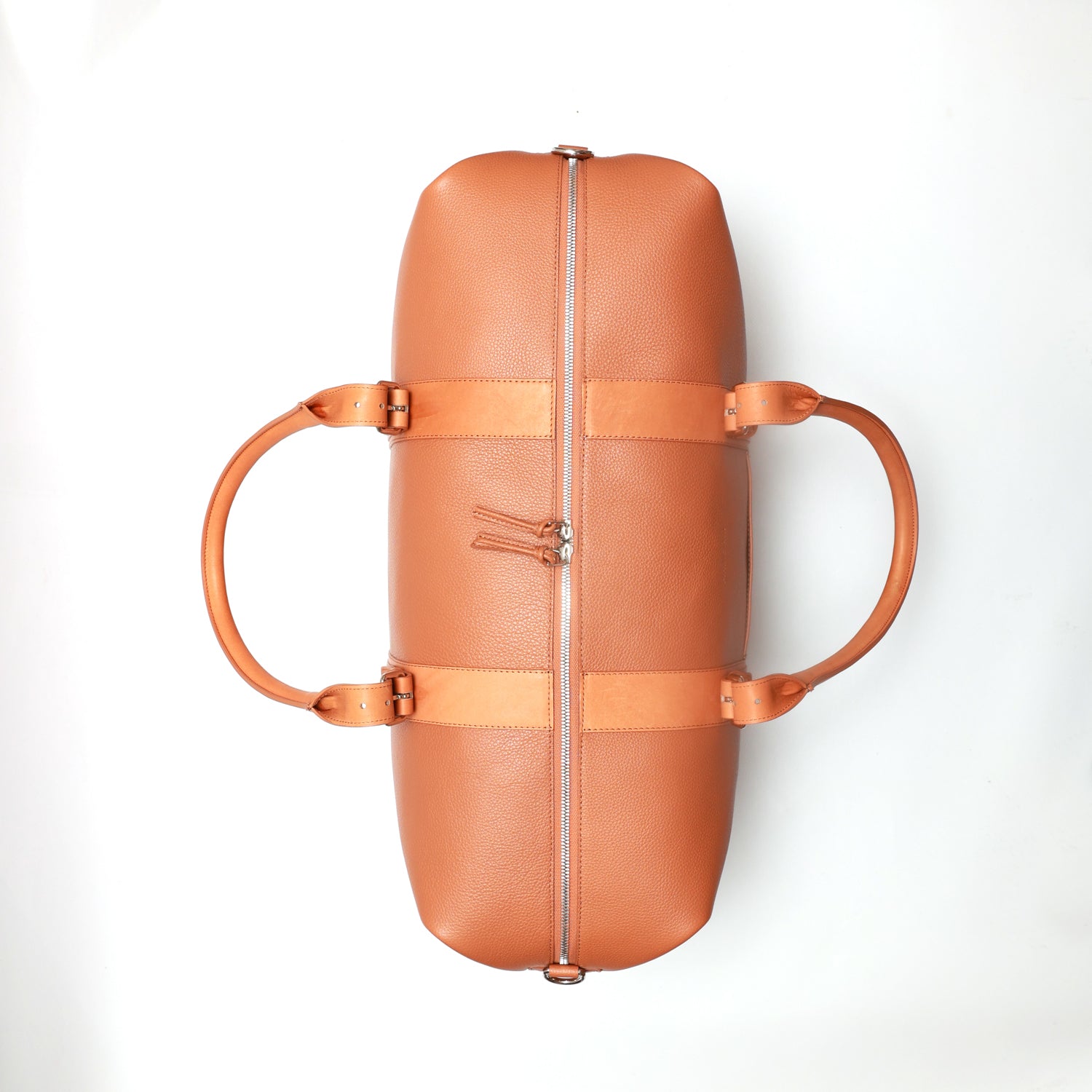 Borsone da viaggio taglia small, in pelle martellata marrone caramello e rifiniture in cuoio naturale, doppi manici a mano e tracolla regolare removibile. La fodera interna è in cotone beige. Prodotto da Pianigiani handmade leather bags in Italia.