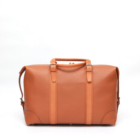 Borsone da viaggio taglia small, in pelle martellata marrone caramello e rifiniture in cuoio naturale, doppi manici a mano e tracolla regolare removibile. La fodera interna è in cotone beige. Prodotto da Pianigiani handmade leather bags in Italia.