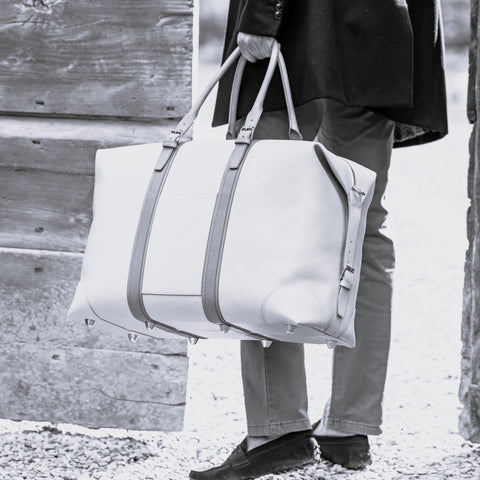 Borsone da viaggio in pelle martellata tortora e rifiniture in cuoio naturale, doppi manici a mano e tracolla regolare removibile. La fodera interna è in cotone beige. Prodotto da Pianigiani handmade leather bags in Italia.