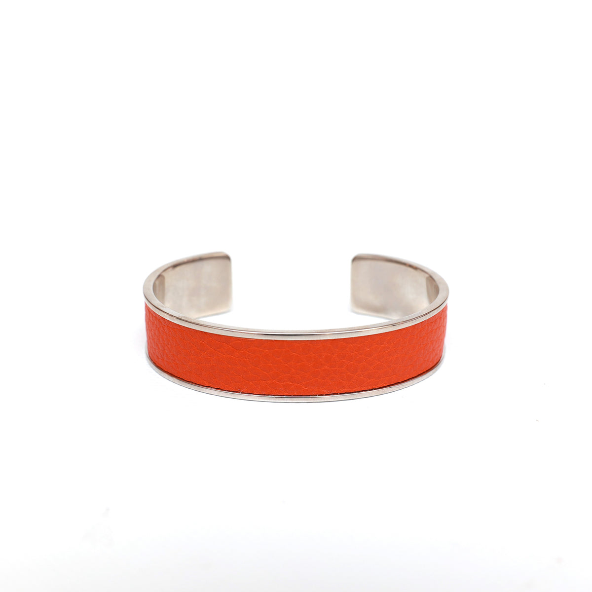 Bracciale rigido in pelle di vitello arancio con finitura color argento lucido. Prodotto presso il laboratorio Pianigiani in Buonconvento (Siena).