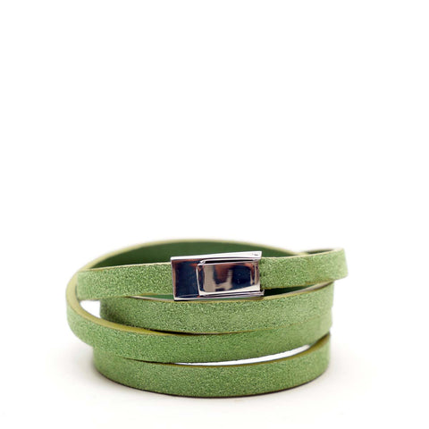 Bracciale multigiro in pelle scamosciata verde, prodotto da pianigiani