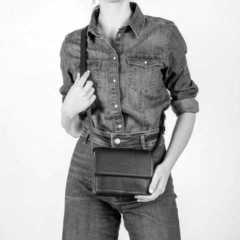 Cara bag piccola, borsa da donna a tracolla in pelle scamosciata verde, prodotta da Pianigiani Bags.
