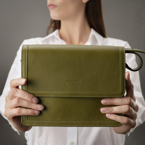 Cara bag grande, borsa da donna a tracolla in pelle martellata verde oliva, prodotta da Pianigiani Bags.