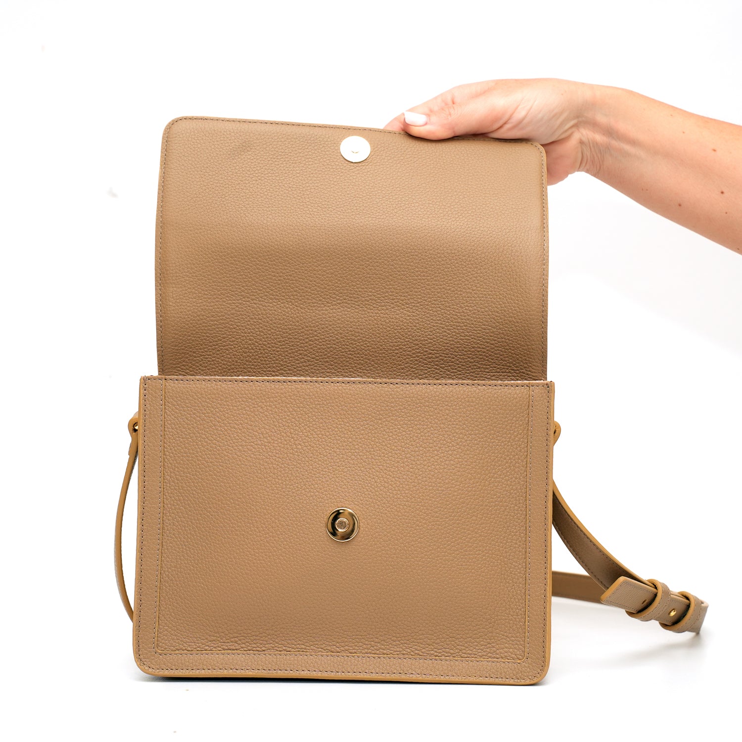 Cara bag grande, borsa da donna a tracolla in pelle martellata verde oliva, prodotta da Pianigiani Bags.