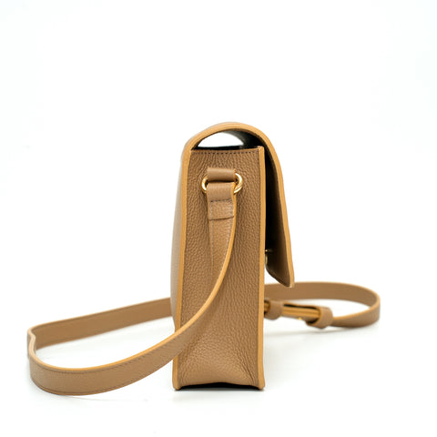 Cara bag grande, borsa da donna a tracolla in pelle martellata verde oliva, prodotta da Pianigiani Bags.