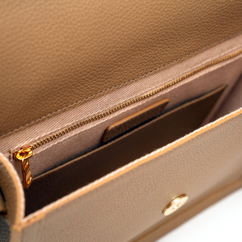 Cara bag grande, borsa da donna a tracolla in pelle martellata verde oliva, prodotta da Pianigiani Bags.