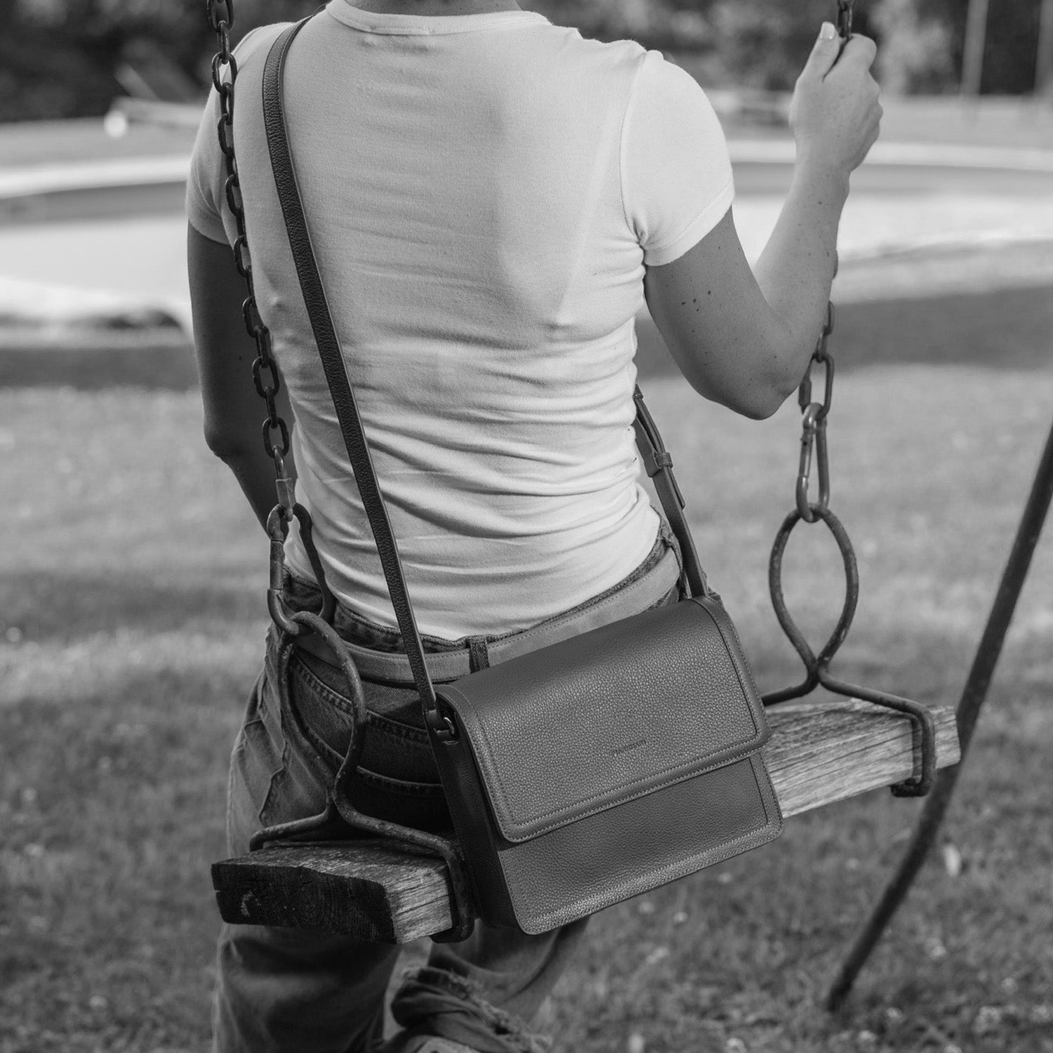 Cara bag grande, borsa da donna a tracolla in pelle martellata verde oliva, prodotta da Pianigiani Bags.