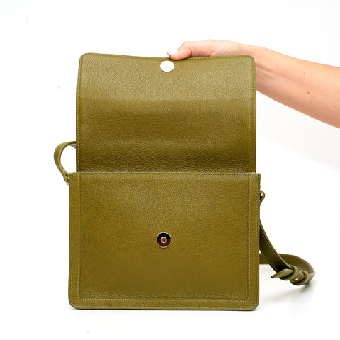 Cara bag grande, borsa da donna a tracolla in pelle martellata verde oliva, prodotta da Pianigiani Bags.