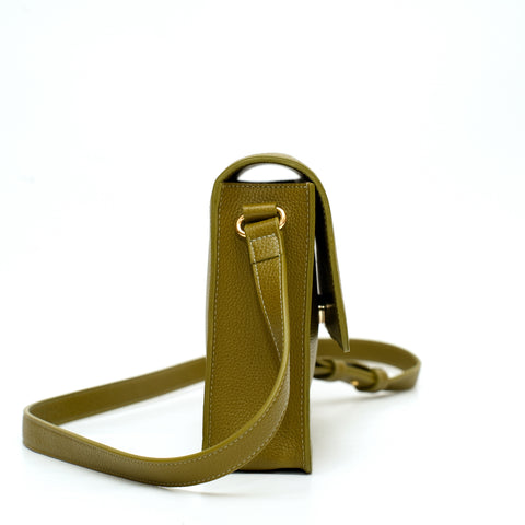 Cara bag grande, borsa da donna a tracolla in pelle martellata verde oliva, prodotta da Pianigiani Bags.