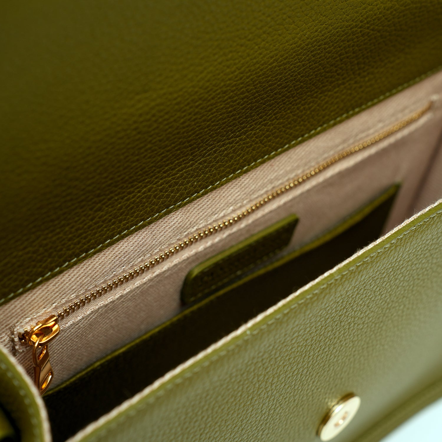 Cara bag grande, borsa da donna a tracolla in pelle martellata verde oliva, prodotta da Pianigiani Bags.
