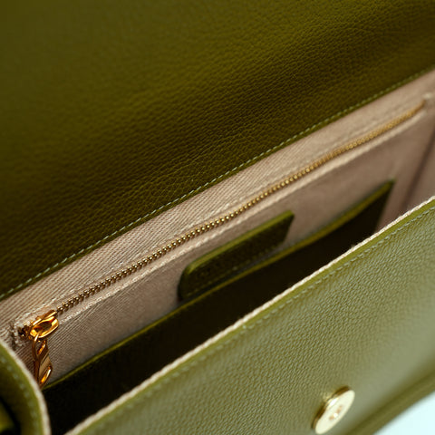 Cara bag grande, borsa da donna a tracolla in pelle martellata verde oliva, prodotta da Pianigiani Bags.