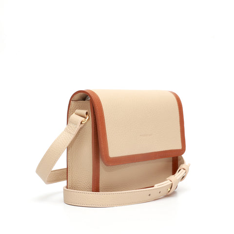 Cara bag piccola, borsa da donna a tracolla in pelle martellata beige e cuoio, prodotta da Pianigiani Bags.