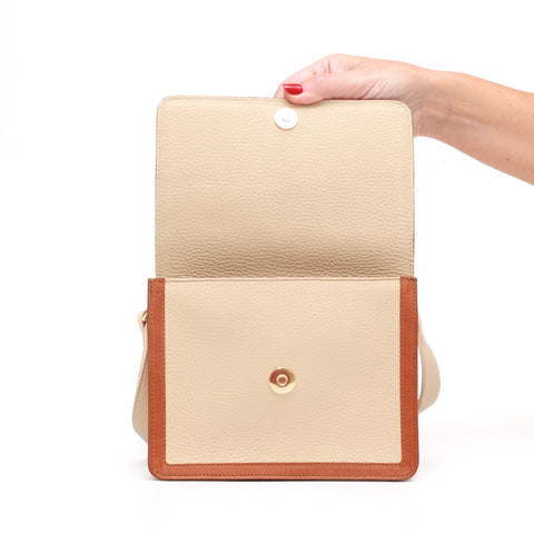 Cara bag piccola, borsa da donna a tracolla in pelle martellata beige e cuoio, prodotta da Pianigiani Bags.
