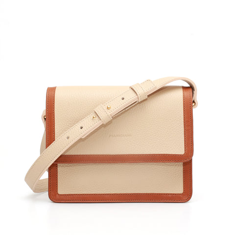 Cara bag piccola, borsa da donna a tracolla in pelle martellata beige e cuoio, prodotta da Pianigiani Bags.