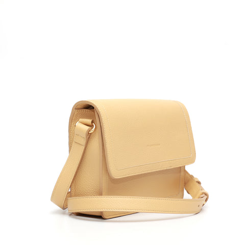 Cara bag piccola, borsa da donna a tracolla in pelle martellata burro, prodotta da Pianigiani Bags.