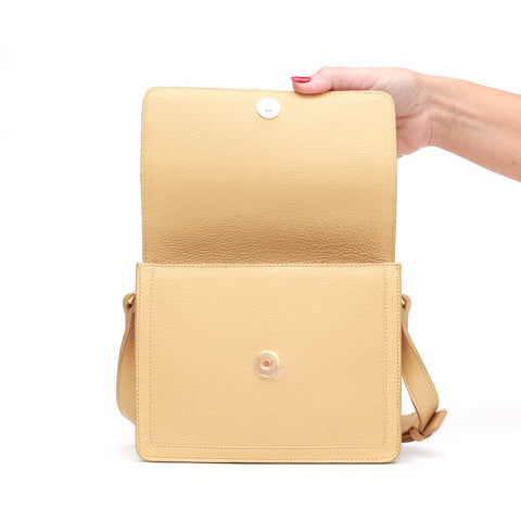 Cara bag piccola, borsa da donna a tracolla in pelle martellata burro, prodotta da Pianigiani Bags.