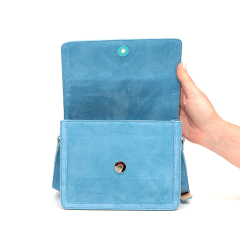 Cara bag piccola, borsa da donna a tracolla in pelle scamosciata denim, prodotta da Pianigiani Bags.