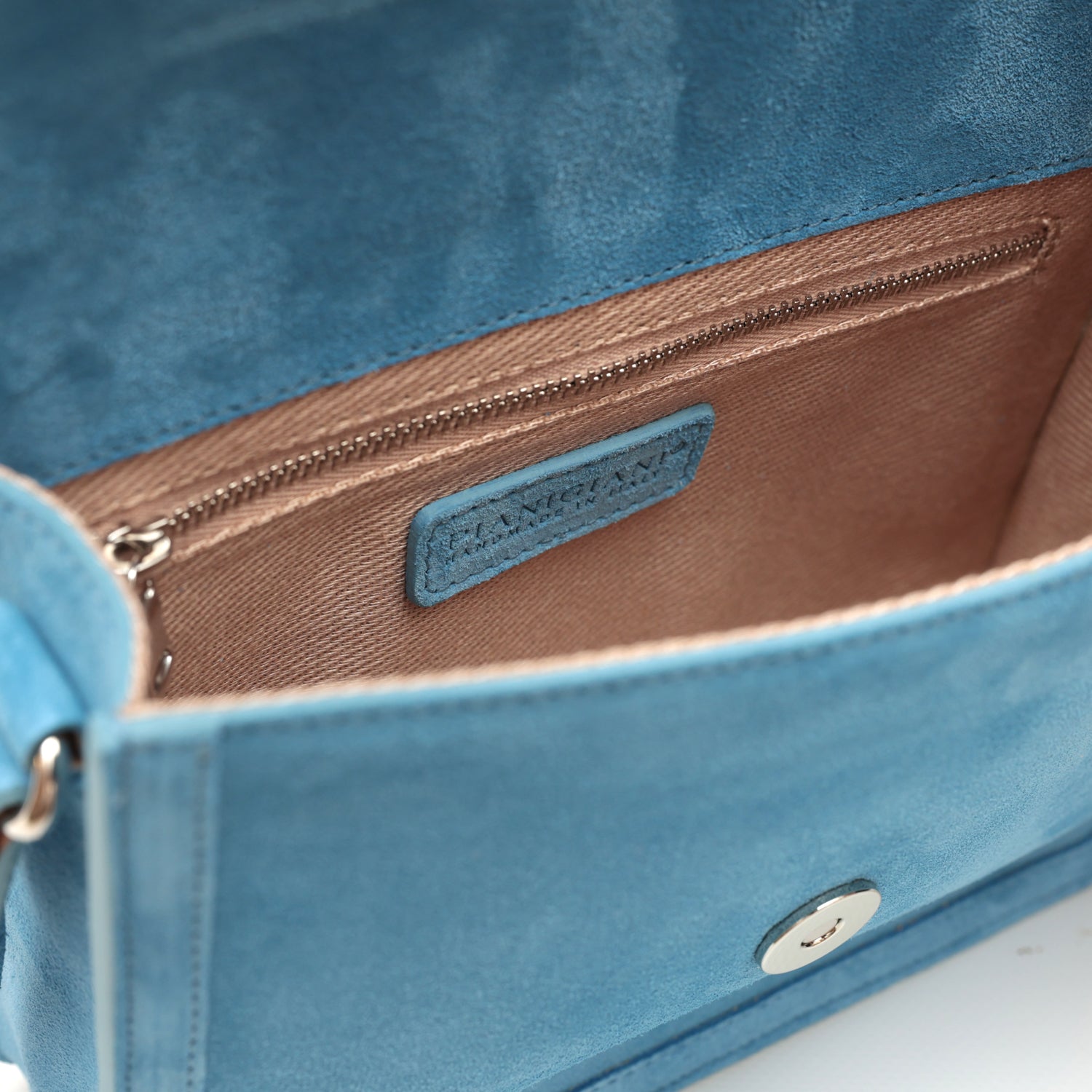 Cara bag piccola, borsa da donna a tracolla in pelle scamosciata denim, prodotta da Pianigiani Bags.