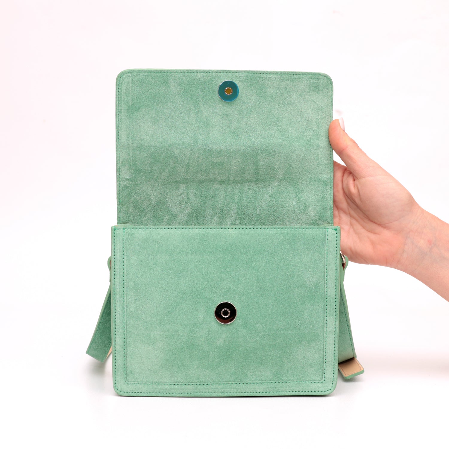 Cara bag piccola, borsa da donna a tracolla in pelle scamosciata verde, prodotta da Pianigiani Bags.
