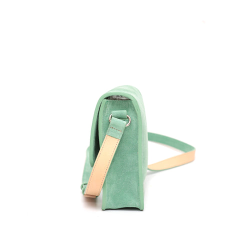 Cara bag piccola, borsa da donna a tracolla in pelle scamosciata verde, prodotta da Pianigiani Bags.