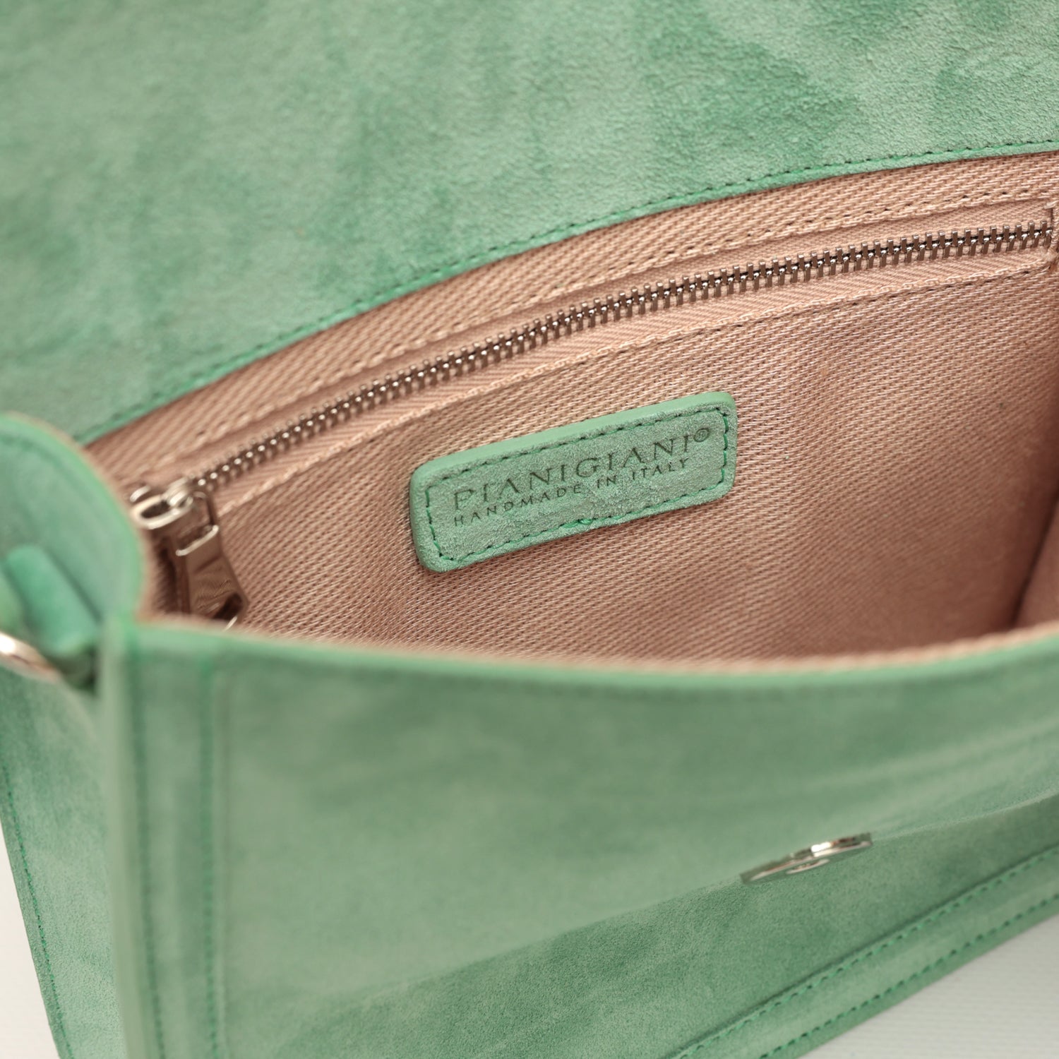 Cara bag piccola, borsa da donna a tracolla in pelle scamosciata verde, prodotta da Pianigiani Bags.