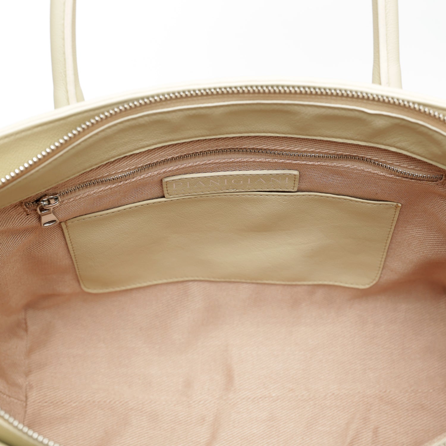 Charlotte, borsa artigianale da donna a mano con tracolla, in pregiata pelle intrecciata beige, realizzata da Pianigiani Bags.