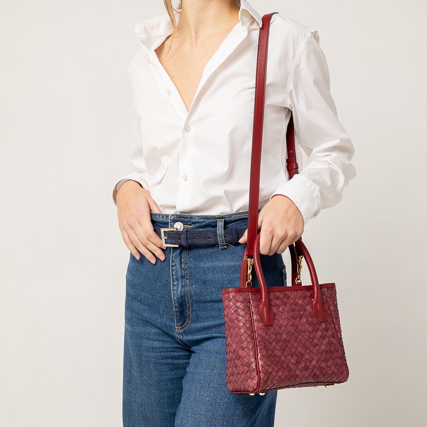 Charlotte piccola,borsa a mano in pelle intrecciata, realizzata artigianalmente con materiali di alta qualità. Design compatto ed elegante, perfetto per un look raffinato. Dotata di manico comodo e dettagli curati per un tocco di stile unico.