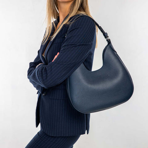 Cloe piccola, borsa in pelle martellata blu, prodotta da Pianigiani.