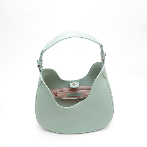 Cloe piccola, borsa da spalla in morbida pelle martellata celeste, design a sacca con accessori metallici color argento, firmata Pianigiani Bags