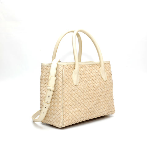 Borsa Grace in pelle intrecciata beige, realizzata a mano con cura artigianale. Accessori argentati che aggiungono un tocco di eleganza, chiusura sicura e interno spazioso per il massimo della praticità.