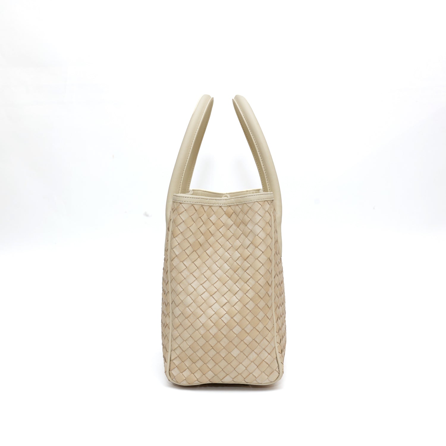 Borsa Grace in pelle intrecciata beige, realizzata a mano con cura artigianale. Accessori argentati che aggiungono un tocco di eleganza, chiusura sicura e interno spazioso per il massimo della praticità.