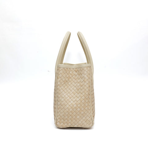 Borsa Grace in pelle intrecciata beige, realizzata a mano con cura artigianale. Accessori argentati che aggiungono un tocco di eleganza, chiusura sicura e interno spazioso per il massimo della praticità.