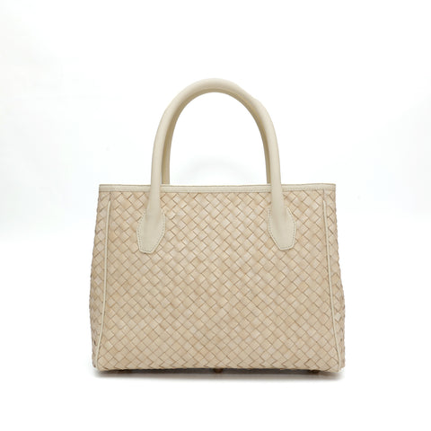 Borsa Grace in pelle intrecciata beige, realizzata a mano con cura artigianale. Accessori argentati che aggiungono un tocco di eleganza, chiusura sicura e interno spazioso per il massimo della praticità.