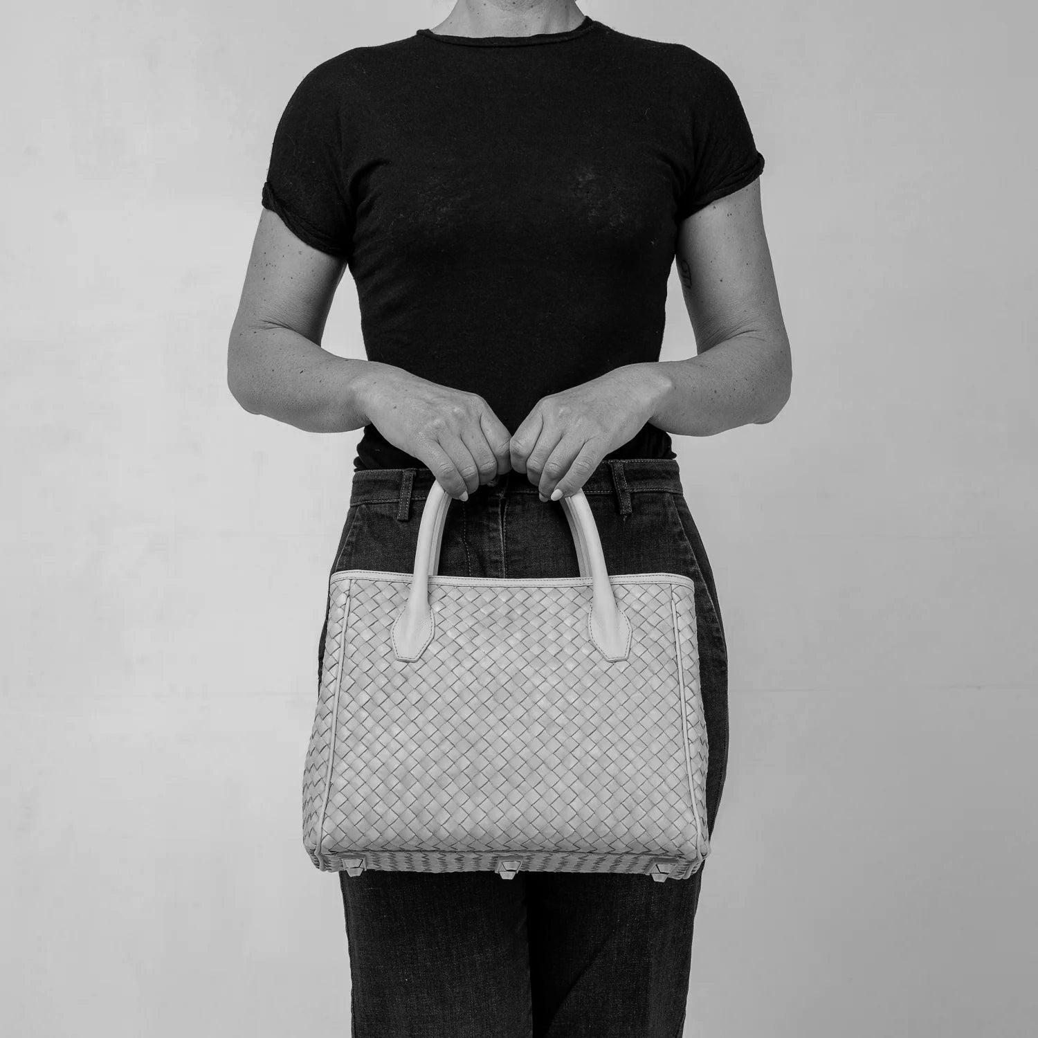 Borsa Grace in pelle intrecciata mosto, realizzata a mano con cura artigianale. Accessori dorati che aggiungono un tocco di eleganza, chiusura sicura e interno spazioso per il massimo della praticità.