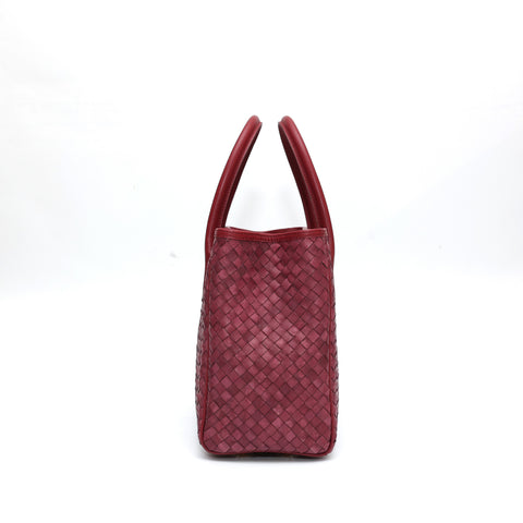 Borsa Grace in pelle intrecciata mosto, realizzata a mano con cura artigianale. Accessori dorati che aggiungono un tocco di eleganza, chiusura sicura e interno spazioso per il massimo della praticità.