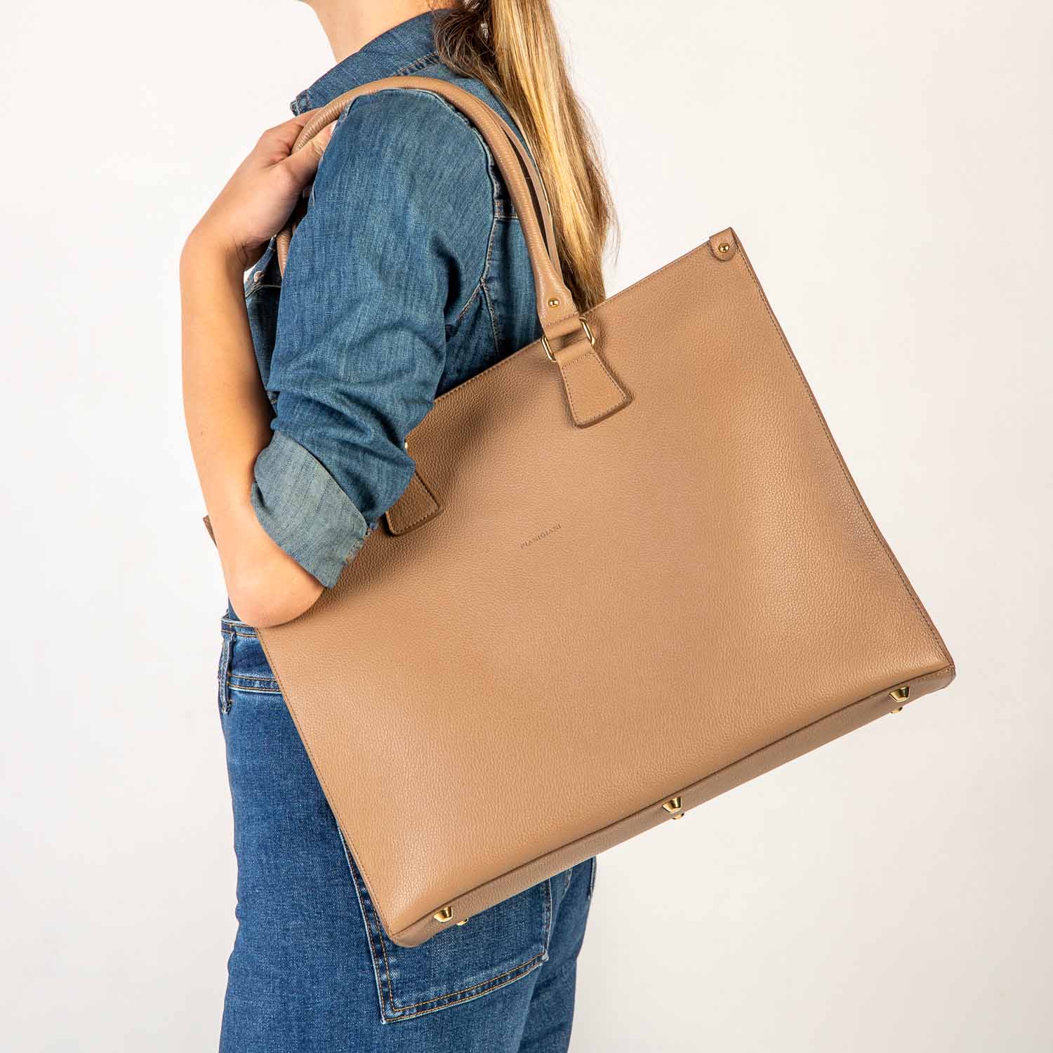 Lady L, borsa da donna con tracolla in pelle taupe, prodotta da Pianigiani Bags