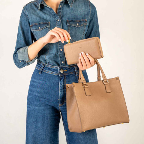 Lady S, borsa da donna con tracolla in pelle taupe, prodotta da Pianigiani Bags