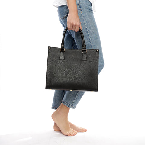 Lady bag S, borsa da donna a mano con tracolla in pelle martellata nera, realizzata da Pianigiani Bags.