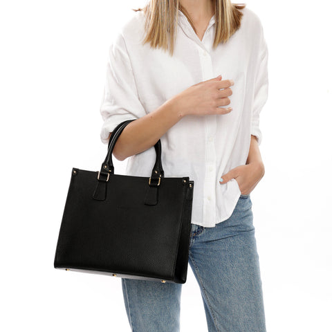 Lady bag S, borsa da donna a mano con tracolla in pelle martellata nera, realizzata da Pianigiani Bags.