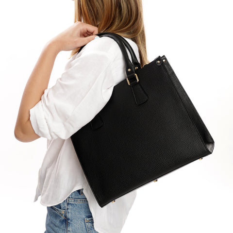 Lady bag S, borsa da donna a mano con tracolla in pelle martellata nera, realizzata da Pianigiani Bags.