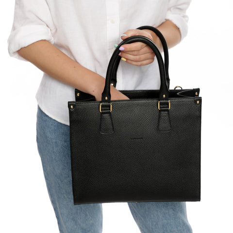 Lady bag S, borsa da donna a mano con tracolla in pelle martellata nera, realizzata da Pianigiani Bags.