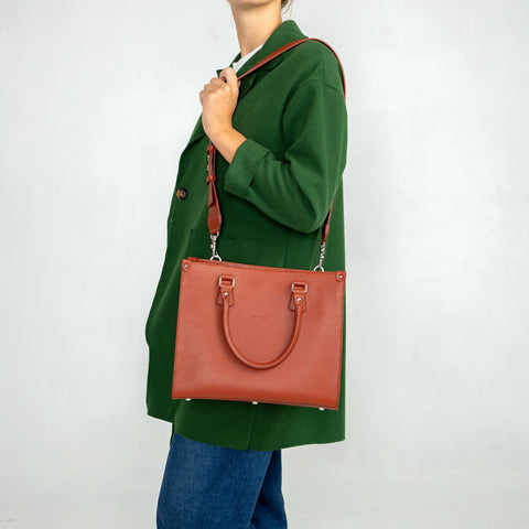 Lady piccola, borsa artigianale da donna a mano con tracolla, in pregiata pelle martellata color ruggine, realizzata da Pianigiani Bags.