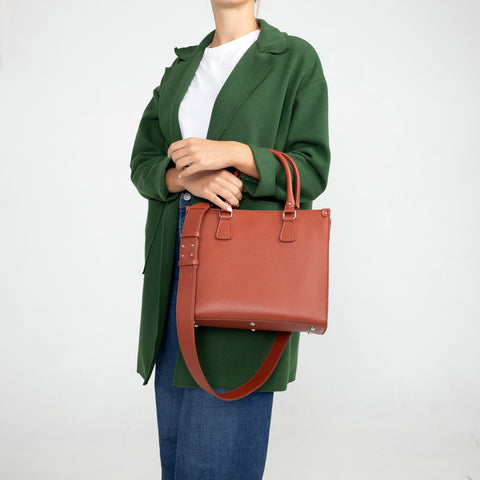 Lady piccola, borsa artigianale da donna a mano con tracolla, in pregiata pelle martellata color ruggine, realizzata da Pianigiani Bags.
