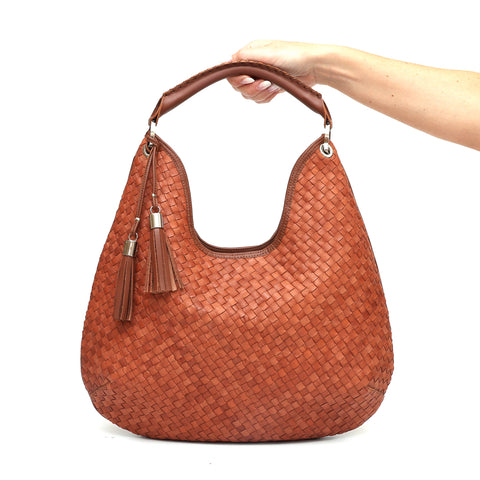 Lou, borsa da spalla in pelle intrecciata marrone, prodotta e venduta da Pianigiani handmade leather bags.