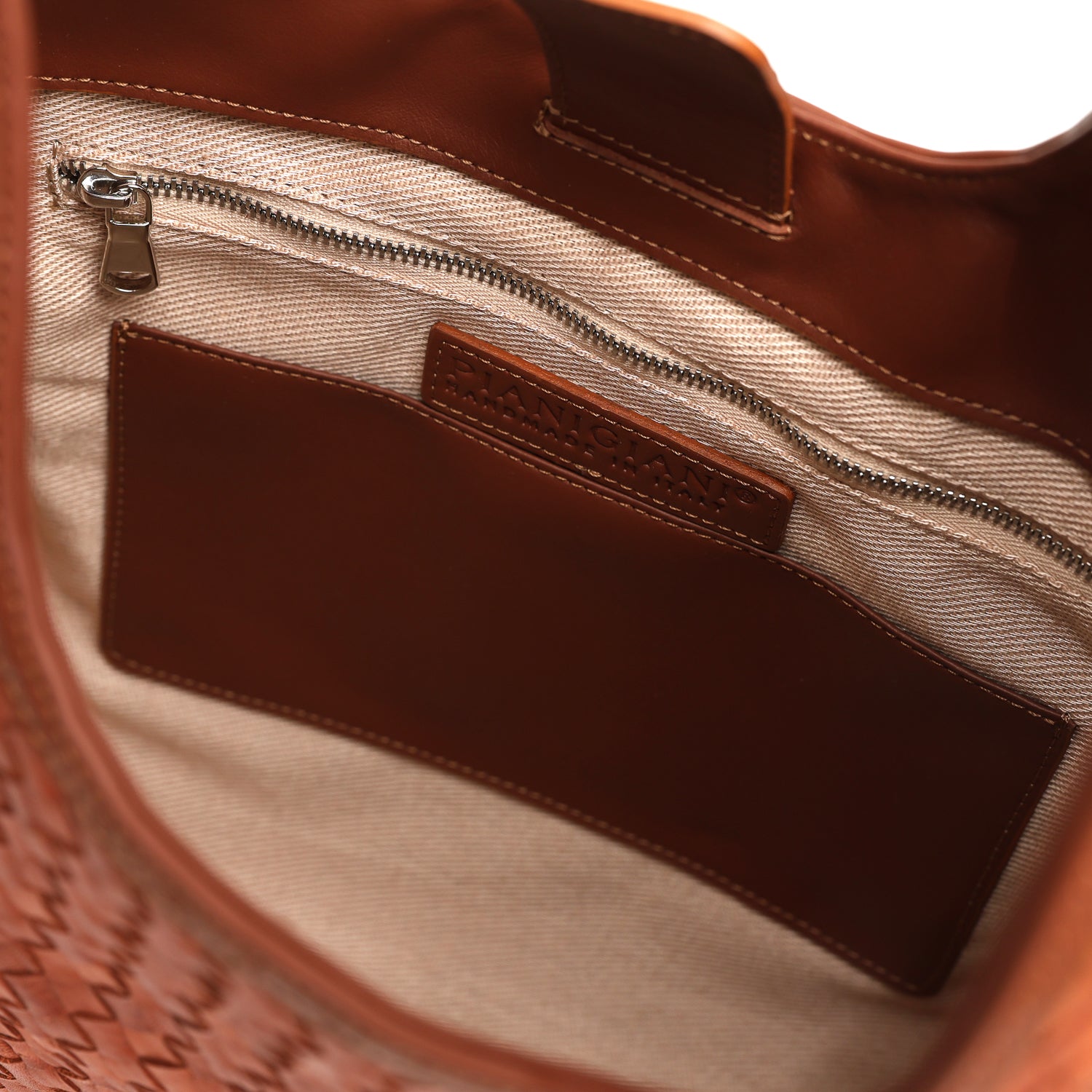 Lou, borsa da spalla in pelle intrecciata marrone, prodotta e venduta da Pianigiani handmade leather bags.