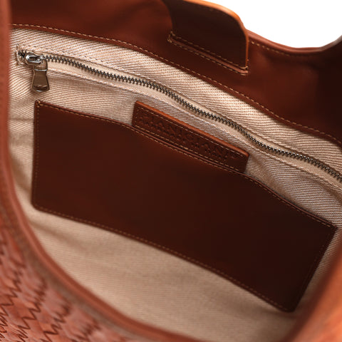 Lou, borsa da spalla in pelle intrecciata marrone, prodotta e venduta da Pianigiani handmade leather bags.