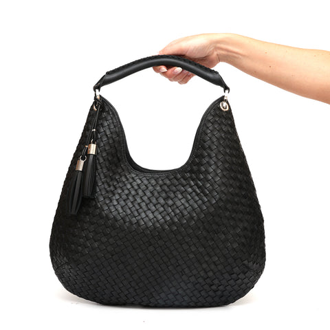 Lou, borsa da spalla in pelle intrecciata nera, prodotta e venduta da Pianigiani handmade leather bags.