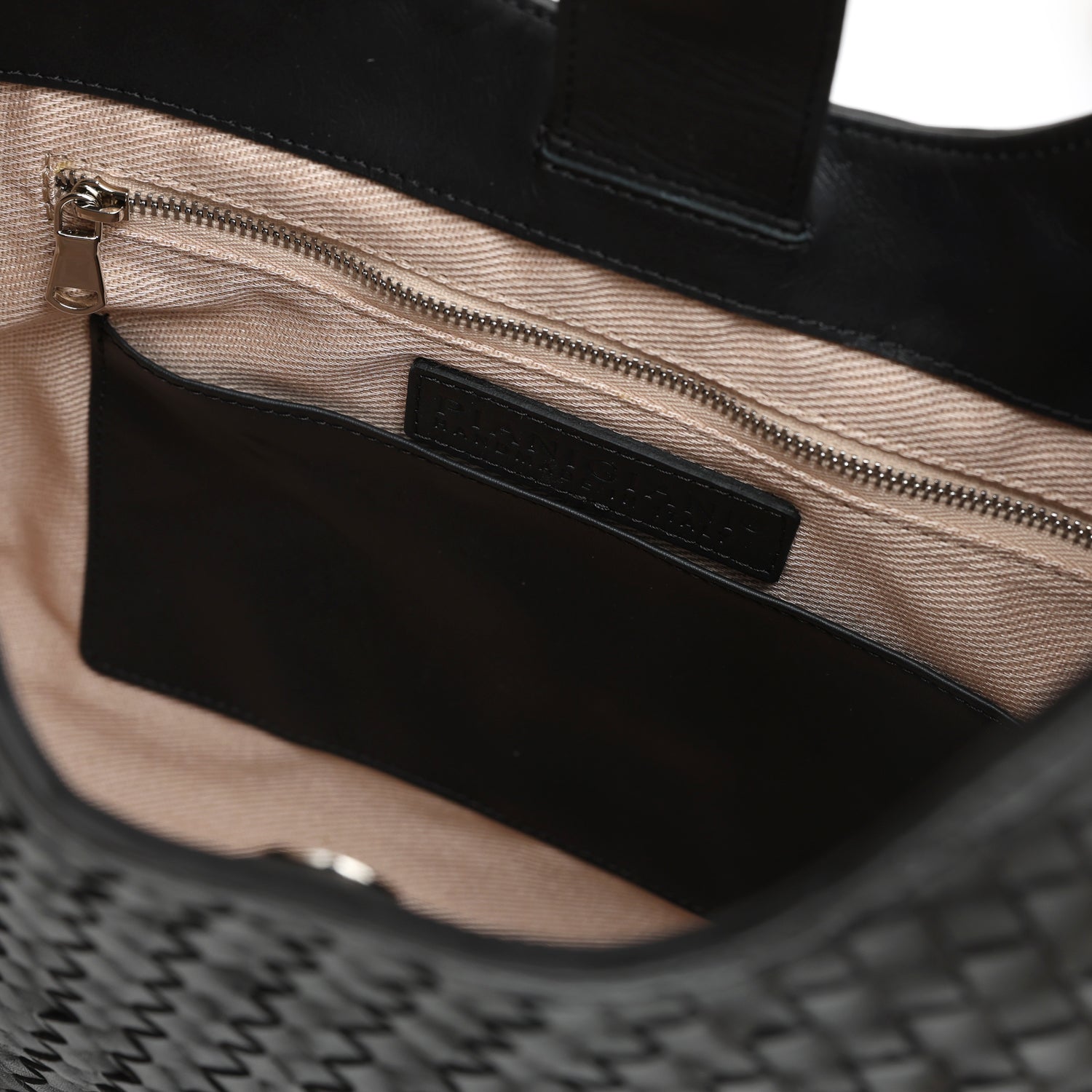 Lou, borsa da spalla in pelle intrecciata nera, prodotta e venduta da Pianigiani handmade leather bags.