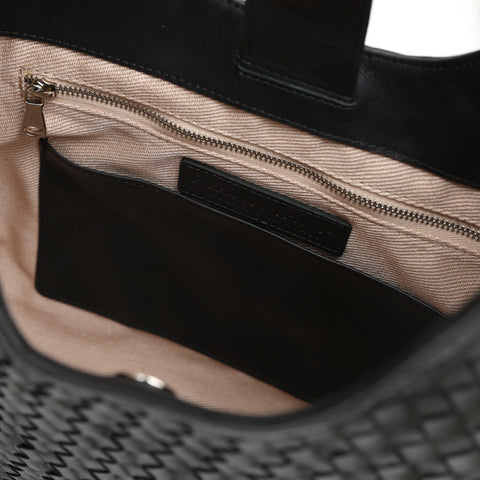Lou, borsa da spalla in pelle intrecciata nera, prodotta e venduta da Pianigiani handmade leather bags.